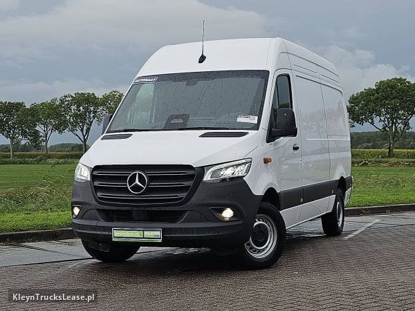 Mercedes-Benz SPRINTER 317 L2H2 LED Mbux10 z 2024 roku, blaszak z zagranicy — przód pojazdu
