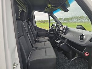 Wnętrze kabiny — Mercedes-Benz SPRINTER 317 L2H2 LED Mbux10 z 2024 roku
