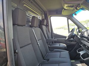 Wnętrze kabiny — Mercedes-Benz SPRINTER 317 L2H2 LED Mbux10! z 2024 roku