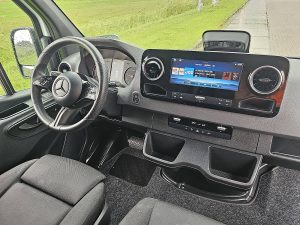 Deska rozdzielcza i stanowisko kierowcy — Mercedes-Benz SPRINTER 317 L2H2 LED Mbux10 z 2024 roku