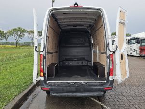Przestrzeń ładunkowa — Mercedes-Benz SPRINTER 317 L2H2 LED Mbux10 z 2024 roku