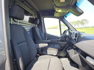 Wnętrze kabiny — Mercedes-Benz SPRINTER 317 L2H2 LED Navi Autom. z 2021 roku