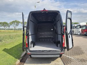 Przestrzeń ładunkowa — Mercedes-Benz SPRINTER 317 L2H2 Mbux Navi AC z 2023 roku