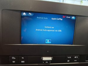 Ekran z Apple CarPlay — Mercedes-Benz SPRINTER 317 L2H2 Mbux Navi AC z 2023 roku