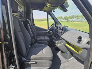 Wnętrze kabiny — Mercedes-Benz SPRINTER 317 L2H2 Mbux Navi AC z 2023 roku