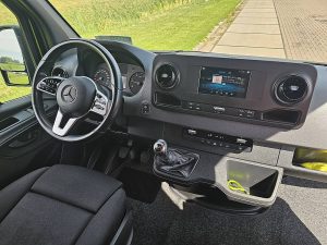 Deska rozdzielcza i stanowisko kierowcy — Mercedes-Benz SPRINTER 317 L2H2 Mbux Navi AC z 2023 roku