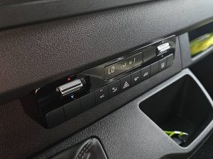Wyposażenie specjalne wnętrza — Mercedes-Benz SPRINTER 317 L2H2 Mbux Navi AC z 2023 roku