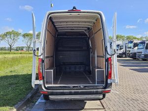 Przestrzeń ładunkowa — Mercedes-Benz SPRINTER 317 L2H2 Mbux RWD Euro6! z 2024 roku