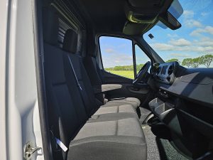 Wnętrze kabiny — Mercedes-Benz SPRINTER 317 L2H2 Mbux RWD Euro6! z 2024 roku