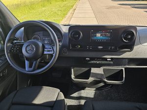 Deska rozdzielcza i stanowisko kierowcy — Mercedes-Benz SPRINTER 317 L2H2 Mbux RWD Euro6! z 2024 roku