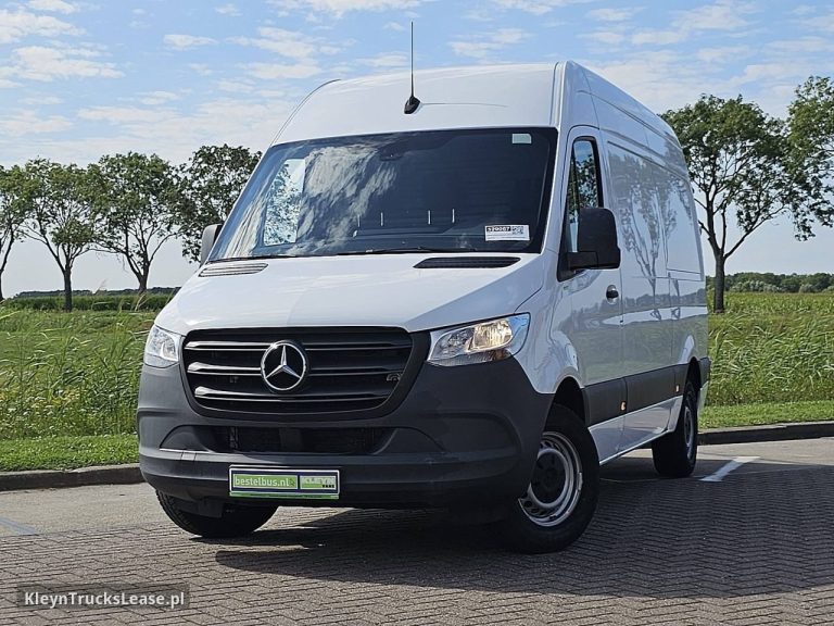 Mercedes-Benz SPRINTER 317 L2H2 Navi Mbux AC! z 2023 roku, blaszak z zagranicy — przód pojazdu
