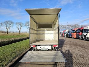 Przestrzeń ładunkowa — Mercedes-Benz SPRINTER 319 CDI 3.0 LAADKLEEP z 2017 roku