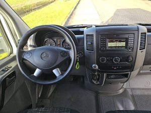 Deska rozdzielcza i stanowisko kierowcy — Mercedes-Benz SPRINTER 319 CDI 3.0 LAADKLEEP z 2017 roku