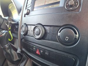 Wyposażenie specjalne wnętrza — Mercedes-Benz SPRINTER 319 CDI 3.0 LAADKLEEP z 2017 roku