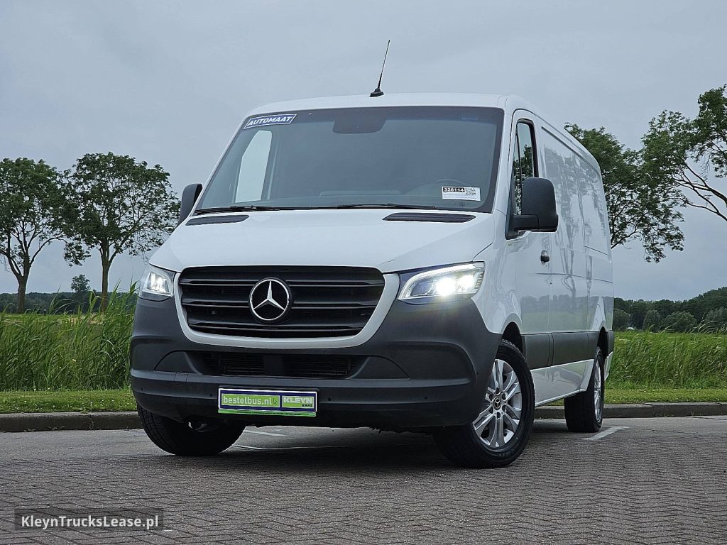 Mercedes-Benz SPRINTER 319 L2H1 V6 LED Mbux10 z 2021 roku, blaszak z zagranicy — przód pojazdu