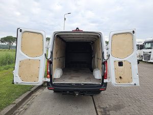Przestrzeń ładunkowa — Mercedes-Benz SPRINTER 319 L2H1 V6 LED Mbux10 z 2021 roku