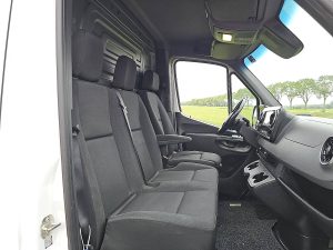 Wnętrze kabiny — Mercedes-Benz SPRINTER 319 L2H1 V6 LED Mbux10 z 2021 roku