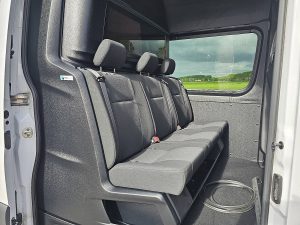 Rzędy siedzeń i ścianka działowa — Mercedes-Benz SPRINTER 319 L2H2 V6 Dub Cab! z 2021 roku