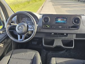 Deska rozdzielcza i stanowisko kierowcy — Mercedes-Benz SPRINTER 319 L3H2 Maxi Automaat z 2022 roku