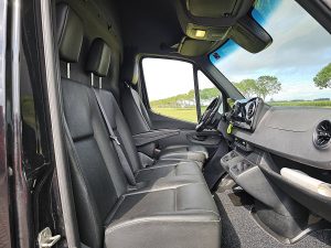 Wnętrze kabiny — Mercedes-Benz SPRINTER 319 L3H2 Maxi LED Mbux10 z 2022 roku
