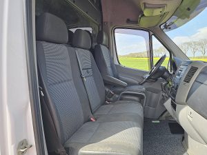 Wnętrze kabiny — Mercedes-Benz SPRINTER 319 V6 3.0ltr ac aut z 2011 roku