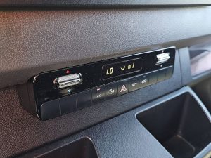 Wyposażenie specjalne wnętrza — Mercedes-Benz SPRINTER 515 Bakwagen Laadklep! z 2023 roku