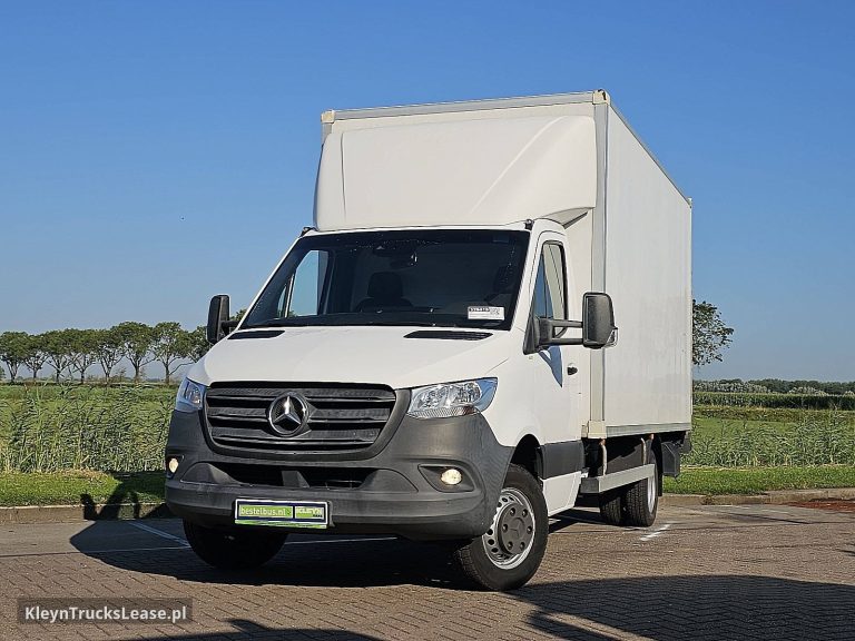 Mercedes-Benz SPRINTER 516 ac carplay EURO6 z 2019 roku, kontener z zagranicy — przód pojazdu