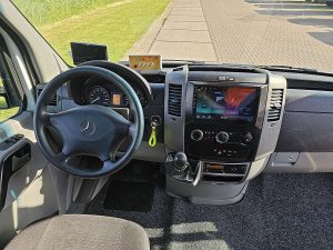 Deska rozdzielcza i stanowisko kierowcy — Mercedes-Benz SPRINTER 516 Hoogwerker EURO6 z 2017 roku