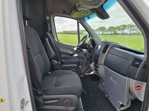 Wnętrze kabiny — Mercedes-Benz SPRINTER 519 L2H2 V6 3.0Ltr Airco z 2018 roku