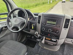 Deska rozdzielcza i stanowisko kierowcy — Mercedes-Benz SPRINTER 519 V6 3.0ltr FRIGO EUR6 z 2015 roku