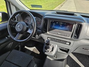 Deska rozdzielcza i stanowisko kierowcy — Mercedes-Benz VITO 110 Veba box XL EURO6 z 2024 roku