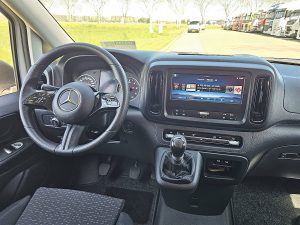 Deska rozdzielcza i stanowisko kierowcy — Mercedes-Benz VITO 110 Veba box XL EURO6 z 2024 roku