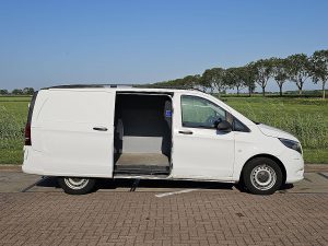 Drzwi boczne przestrzeni ładunkowej — Mercedes-Benz VITO 111 L2 Airco Cruise Trek z 2017 roku