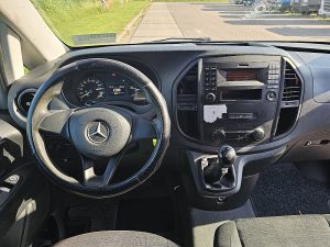 Deska rozdzielcza i stanowisko kierowcy — Mercedes-Benz VITO 111 L2 Airco Cruise Trek z 2017 roku