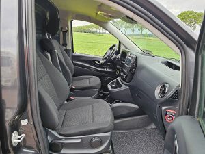 Wnętrze kabiny — Mercedes-Benz VITO 114 XXL ac aut. EURO6 z 2022 roku