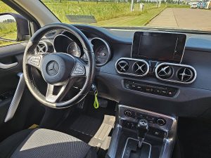 Deska rozdzielcza i stanowisko kierowcy — Mercedes-Benz X-KLASSE 250 POWER Navi 4x4 z 2018 roku