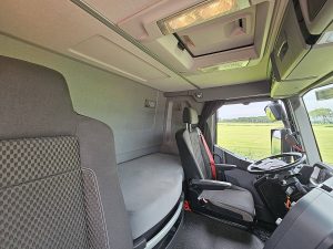 Fotele i leżanka w kabinie — Renault C 440 z 2021 roku