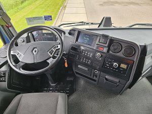 Deska rozdzielcza i stanowisko kierowcy — Renault C 440 z 2021 roku