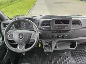Deska rozdzielcza i stanowisko kierowcy — Renault MASTER 2.3 DCI 135 FRIGO z 2020 roku