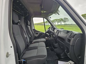 Wnętrze kabiny — Renault MASTER T35 dubbel lucht EURO6 z 2018 roku