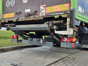 Wyposażenie specjalne — Renault MIDLUM 180.12 EEV LIFT GARAGE DOOR z 2011 roku