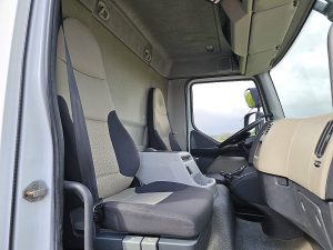 Wnętrze kabiny — Renault MIDLUM 180.12 EEV LIFT GARAGE DOOR z 2011 roku
