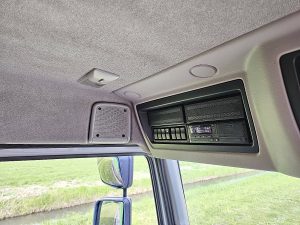 Wyposażenie specjalne wnętrza — Renault MIDLUM 180.12 EEV LIFT GARAGE DOOR z 2011 roku