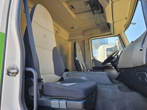 Wnętrze kabiny — Renault PREMIUM 380 NL TRUCK AIRCO LIFT z 2010 roku