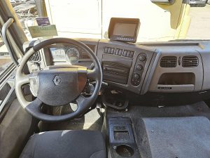 Deska rozdzielcza i stanowisko kierowcy — Renault PREMIUM 380 NL TRUCK AIRCO LIFT z 2010 roku