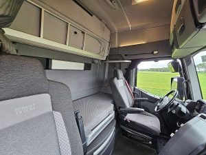 Fotele i leżanka w kabinie — Renault T 480 HIGH 13 LITER 480 PS z 2022 roku