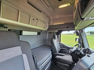 Fotele i leżanka w kabinie — Renault T 480 HIGH 13 LITER 480 PS z 2022 roku