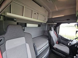 Fotele i leżanka w kabinie — Renault T 480 HIGH 13 LITER 480 PS z 2022 roku