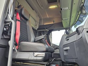 Wnętrze kabiny — Renault T 480 HIGH 6X2 EVO DTI13 z 2022 roku