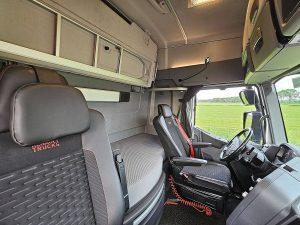 Fotele i leżanka w kabinie — Renault T 480 HIGH 6X2 EVO DTI13 z 2022 roku